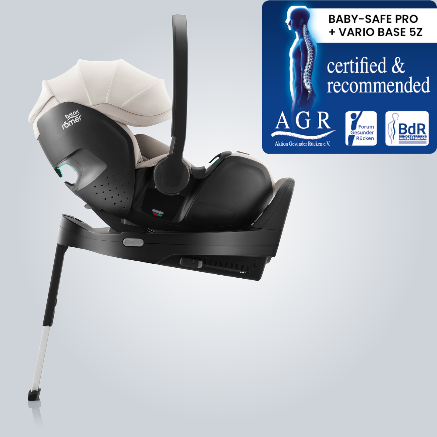 BABY-SAFE PRO portabeb&eacute;s en Soft Taupe, montado sobre una base ISOFIX con pata de soporte, mostrado en vista lateral con la insignia &ldquo;Tested & Recommended&rdquo; de Aktion Gesunder R&uuml;cken e.V.