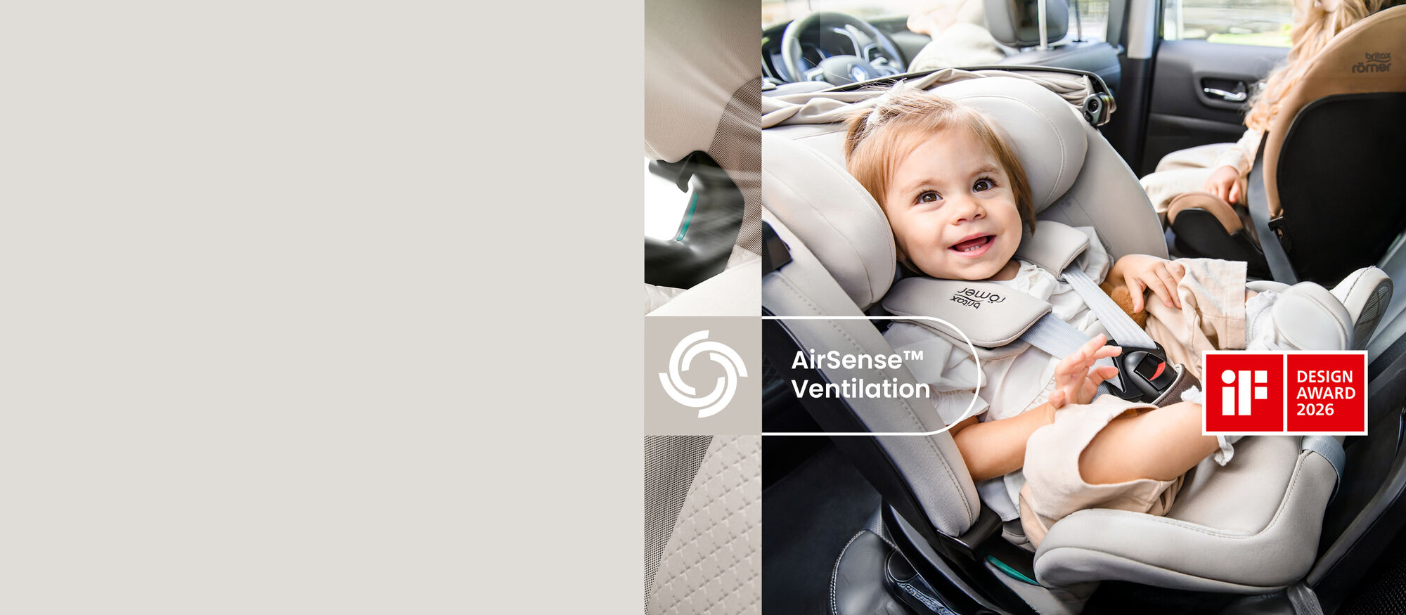 Ni&ntilde;o peque&ntilde;o asegurado en la silla de auto Britax R&ouml;mer SWIVEL-GROW MAX AIR en un veh&iacute;culo, con detalles de ventilaci&oacute;n AirSense&trade; y distintivo iF Design Award 2026.