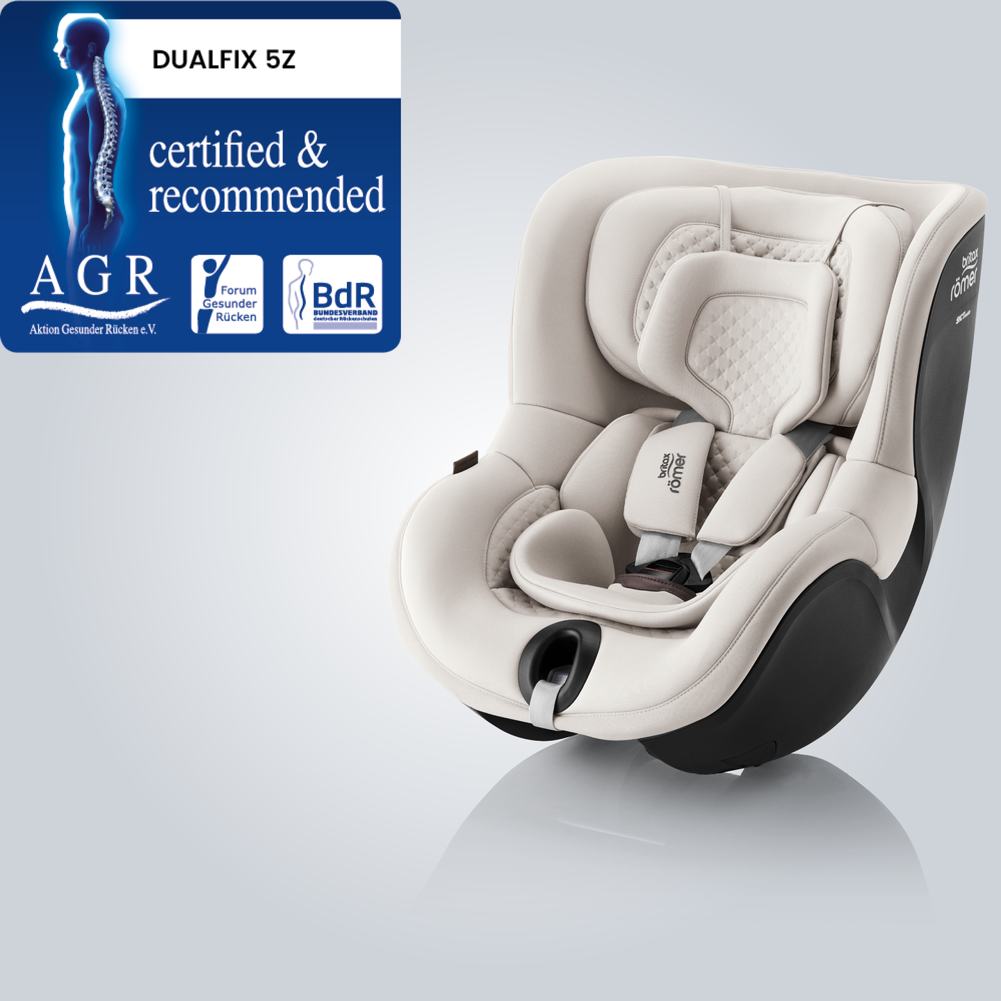DUALFIX 5Z, asiento de coche giratorio 360&deg; para ni&ntilde;os peque&ntilde;os, mostrado en posici&oacute;n frontal con la insignia &ldquo;Tested & Recommended&rdquo; de Aktion Gesunder R&uuml;cken e.V.