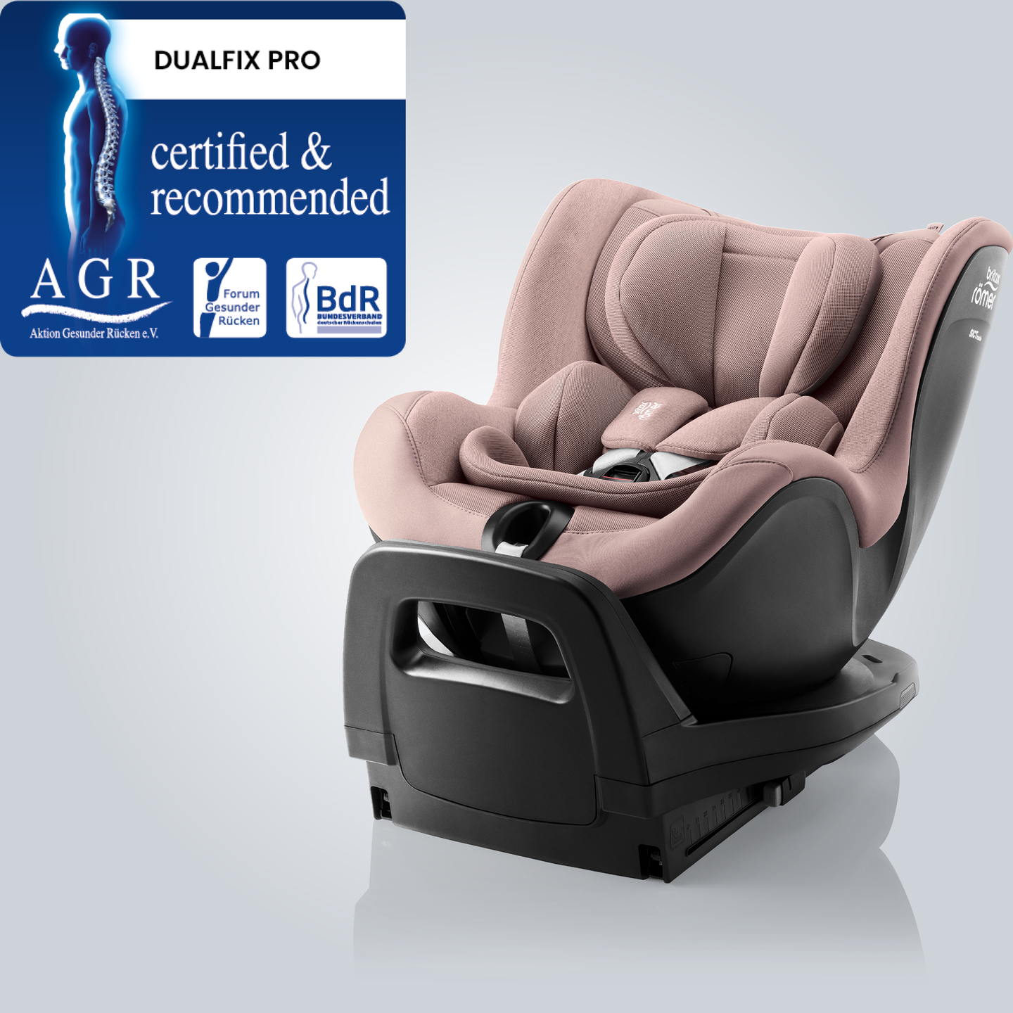 DUALFIX PRO en Dusty Rose, asiento de coche giratorio 360&deg; para beb&eacute;s con alas laterales profundas y base integrada, mostrado en vista frontal angular con la insignia &ldquo;Tested & Recommended&rdquo; de Aktion Gesunder R&uuml;cken e.V.